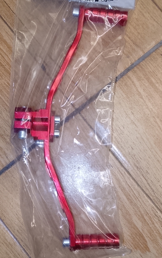 PEDAL CAMBIO ALUMINIO REGULABLE ROJO/NEGRO UND - COMPATIBLE CON BROS/UNIVERSAL